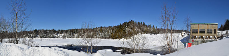 A barragem de Chute Ford no rio Sainte-Anne, perto de Sainte-Christine-d'Auvergne