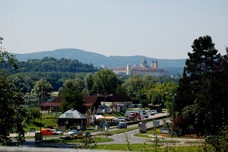 File:Stift Melk von Donaubrücke 01.JPG