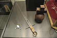 Fotografie Svatováclavského meče, původního pouzdra na královské jablko a jeden z klíčů od Korunní komory