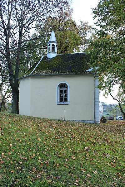 File:Týniště (Verušičky), kaplička (2).jpg