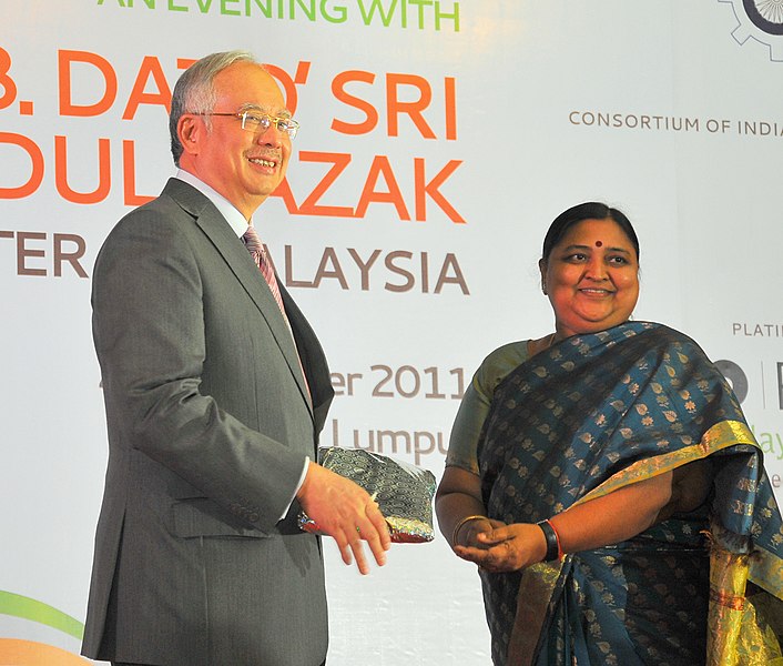 File:The Minister of State for Textiles, Smt. Panabaka Lakshmi presented a memento to the Prime Minister of Malaysia, Dato’ Shri Mohd. Najib Bin Tun Haji Abdul Razak, at a meeting, in Kuala Lumpur, Malaysia on November 22, 2011.jpg