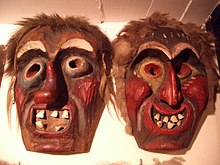 Photo de deux masques en bois d'un personnage monstrueux