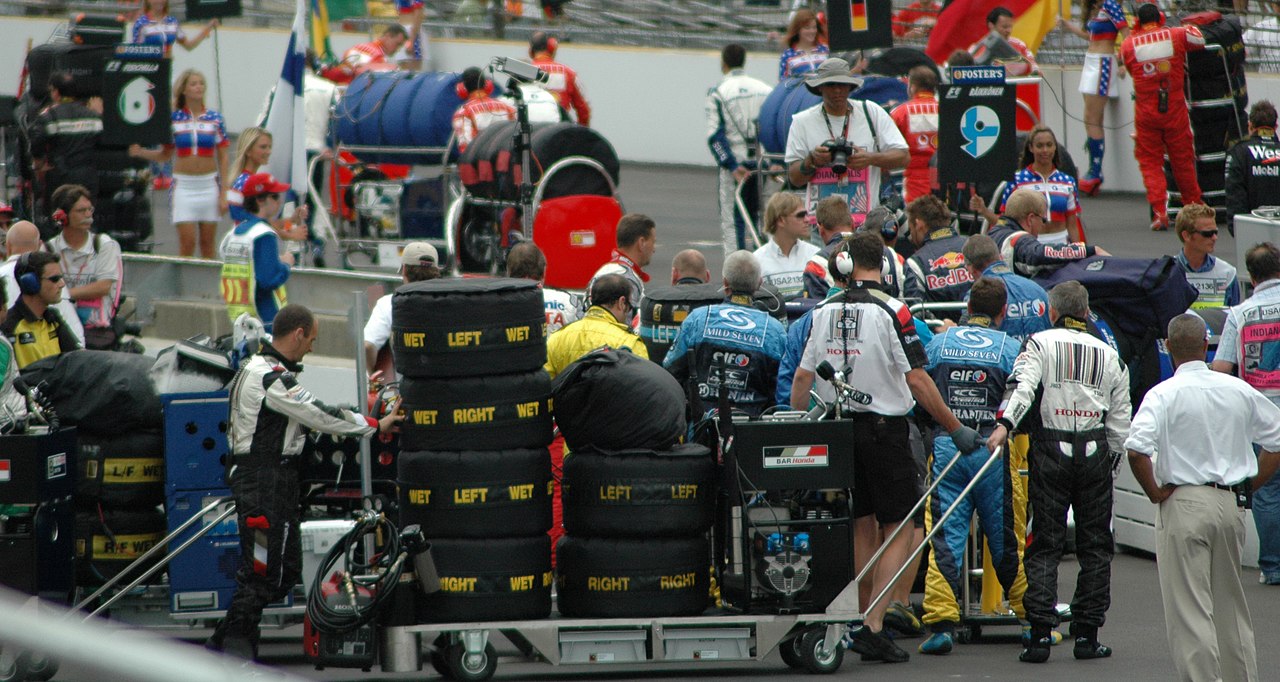 Neumáticos de F1 1280px-Tyre_carts_on_grid_at_USGP_2005