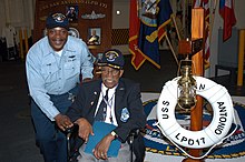 US Navy 060504-N-1561L-002 Navele militare Vincent Ibiam, stânga, pozează pentru o oportunitate de fotografie cu vizitatorul Tuskegee Airman, pensionar, lt. col. Charles Dryden, s.