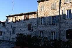 Una vista di una facciata in rue du Docteur Binet.  Puoi vedere chiaramente l'aliasing.