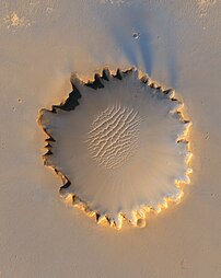 Le cratère Victoria, situé dans Meridiani Planum, à la surface de Mars (mission Mars Reconnaissance Orbiter). (définition réelle 4 045 × 5 085)