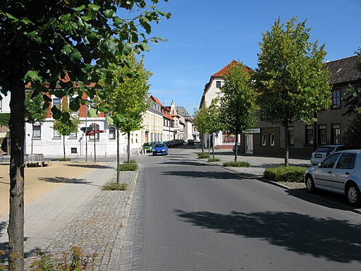 View along Bahnhofstrasse to Holzmarkt, Haldensleben - geo.hlipp.de - 4900