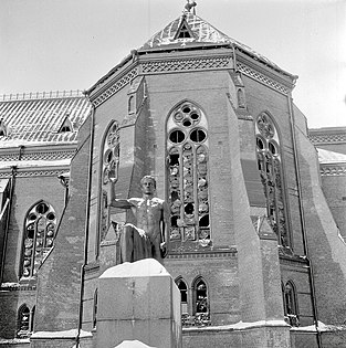 Памятник белофиннам у церковной стены в феврале 1940 года