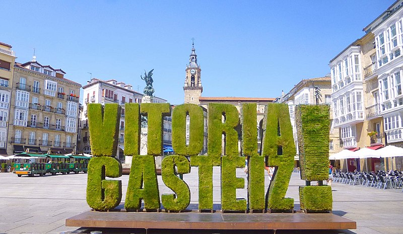 File:Vitoria - Plaza de la Virgen Blanca, Escultura vegetal Vitoria Gasteiz !.jpg