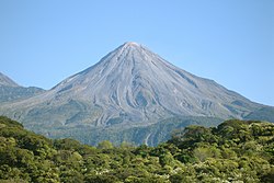 Pohled na vulkán z města Colima
