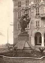 Monumento originale opera dello scultore Prof. Vittorio Lavezzari