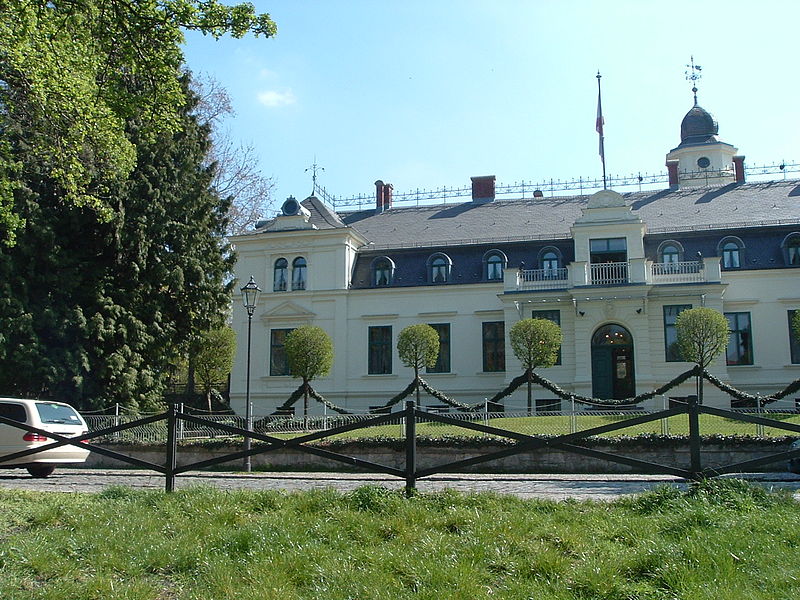 File:Vorderansicht-Schloss-Britz2.jpg