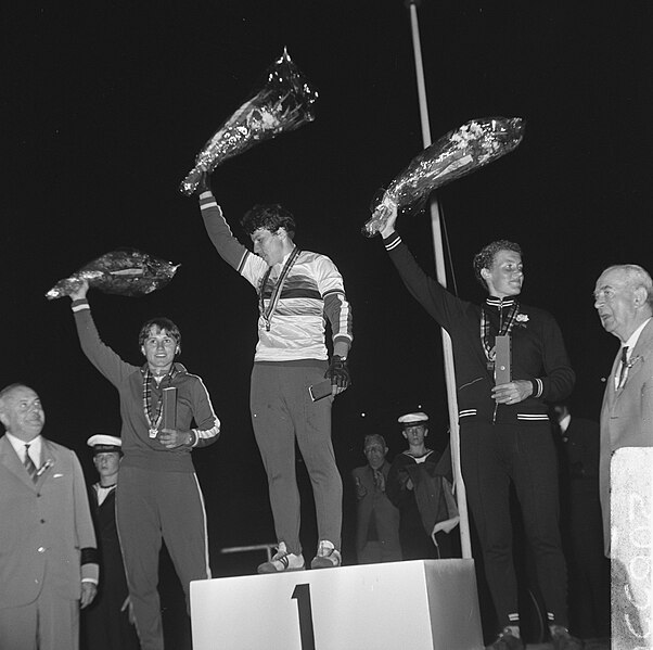 File:WK Wielrennen.. De nummers 1.2 en 3 op podium achtervolging dames. Obodovskaja (, Bestanddeelnr 920-6338.jpg