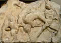 Fantassin désarçonnant un cavalier. Fragment de la frise principale du podium du Monument des Néréides à Xanthos, en Lycie, vers 390-380 av. J.-C.