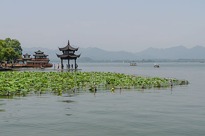 Hangzhou province. Озеро Сиху в Китае. Западное озеро в Ханчжоу. Ханчжоу Китай озеро Сиху. Западное озеро в Ханчжоу (озеро Сиху).