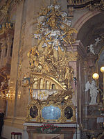 Monument od Lorenzo Mattielliho v kostele Peterskirche ve Vídni zobrazuje, jak je Jan Nepomucký shozen do Vltavy pod dohledem Václava IV. (v římském plášti vpravo)