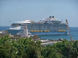 Wonder of the Seas in Málaga Port 03.jpg