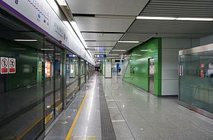 Xili Station Line 5 Platform 2.jpg