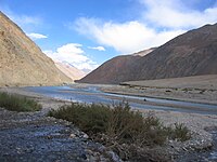 Yarkand River in the Western Kunlun Shan, seen from the Tibet-Xinjiang highway.jpg