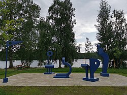 "Kuoro", kuvanveistäjä Riitta Huttunen, kunnostuksen jälkeen heinäkuussa 2024, Mikkeli. Sculptor Riitta Huttunen Sculpture "Kuoro" after restauration in July 2024, Mikkeli, Finland