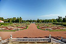 The palace at Oranienbaum, Russia, parterre en broderie with six colours of mineral base, and red flowers. Oranienbaum. Nizhnii sad s terrasy Bol'shogo dvortsa.jpg