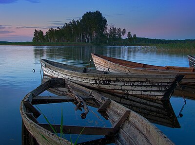 Perahu-perahu di danau Snudy, Belarus.