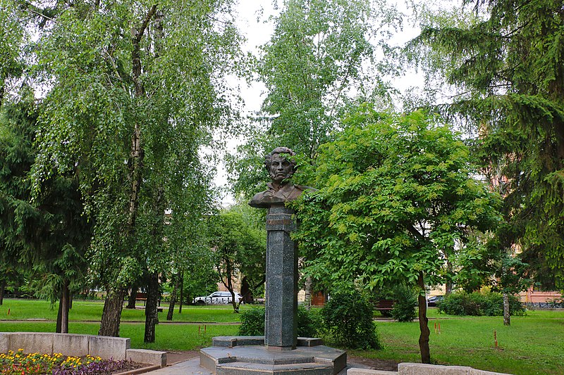 File:Полтава, Березовий сквер, Пам'ятник-погруддя російському поету і письменнику О. Пушкіну.jpg