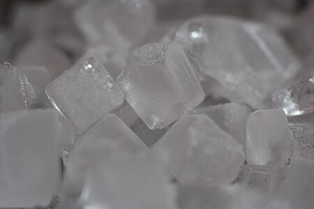 Cubitos de hielo, son agua sólida (congelada)