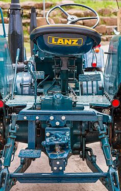 Rückansicht eines Ackerschleppers Lanz Bulldog. Rear view of a Lanz Bulldog farm tractor.