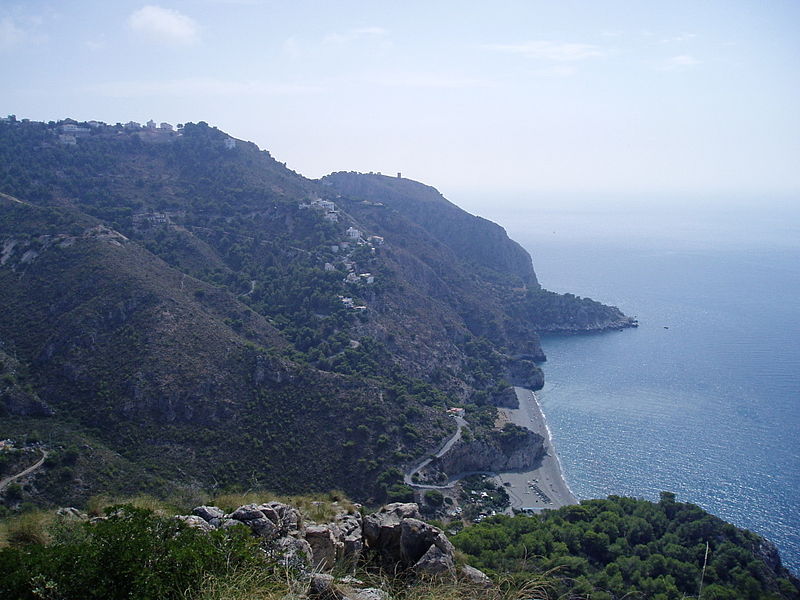 File:019. Playa de Cantarriján y Cerro Gordo (12931800625).jpg