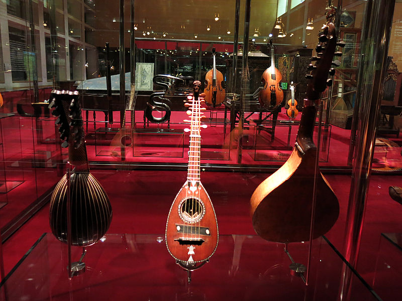 File:068 Museu de la Música, cordòfons.jpg