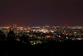 Vue nocturne de Kanazawa depuis le mont Utatsu.