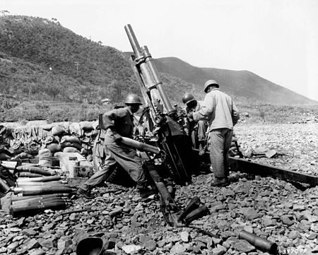 Tập_tin:105-mm-howitzer-Korea-19500824.jpg