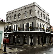 Edifício retangular de três andares