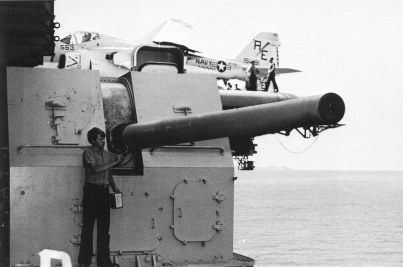 File:127 mm Mk 16 gun on USS FD Roosevelt (CVA-42) 1971.jpg