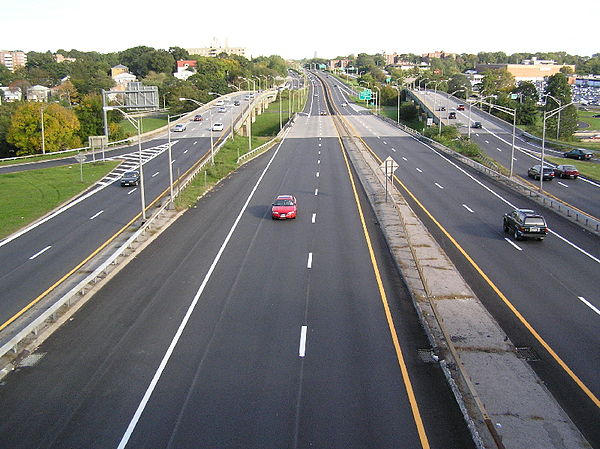 The Cross County Parkway looking east from the Murray Avenue bridge in Yonkers, near Exit 4S