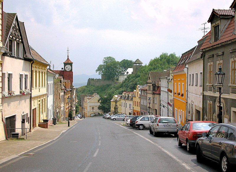 File:20090704300DR Krupka (Tschechien) Blick zur Burg Graupen.jpg