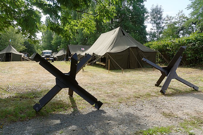 Hérissons tchèques, à l'entrée du camp.