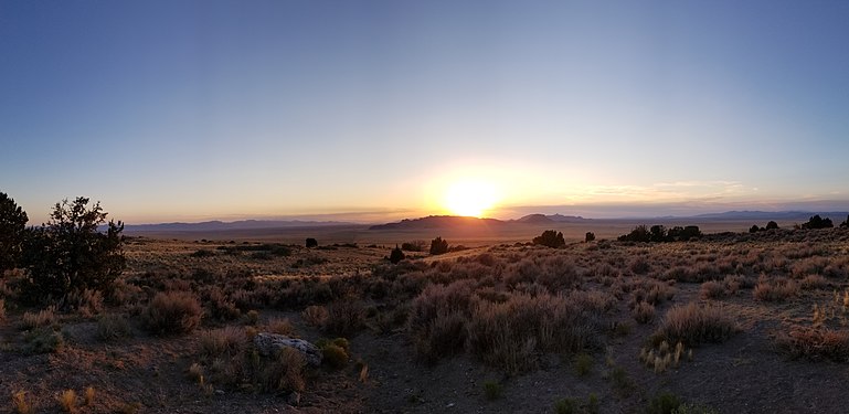 Panoramic photo of a Utah desert landscape near sunset