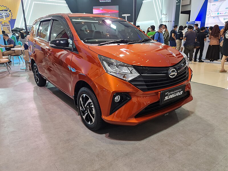 File:2022 Daihatsu Sigra 1.2 R (front right), GIIAS, Grand City, Central Surabaya.jpg