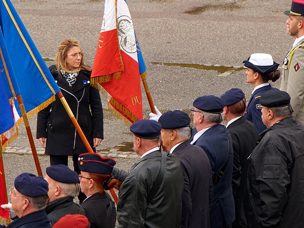 Patricia Mirallès passe en revue les troupes.