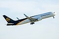 Boeing 767-300F w barwach United Parcel Service startujący z Portu lotniczego Zhengzhou-Xinzheng (2023)