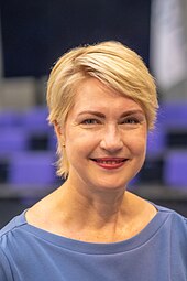 Manuela Schwesig: Leben und beruflicher Werdegang, SPD-Politikerin seit 2003, Politische Positionen