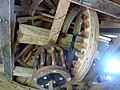 Intérieur du moulin à vent (moulin-tour) de Trouguer : engrenages.