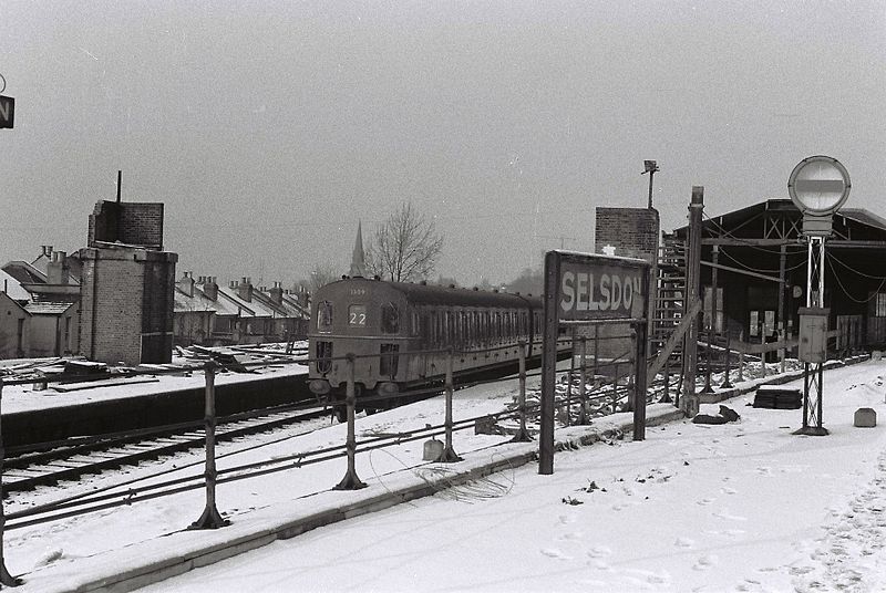 File:3D 1309 passing through Selsdon station (1960s).JPG