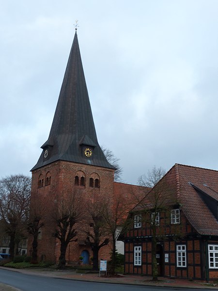 File:50433 Heiligenfelde Kirchturm + ehem. Pfarrhaus.JPG