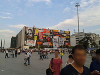 7 de juny: vista dels cartells gegants que cobreixen el Museu Atatürk a la plaça de Taksim.