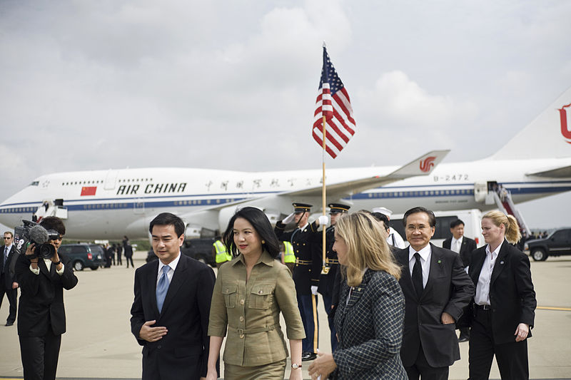 File:Abhisit Vejjajiva - Pittsburgh International Airport - 20090924.jpg