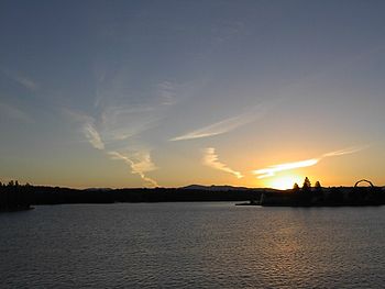 Atardecer sobre el Lago Burley Griffin, visto desde el puente Commonwealth.