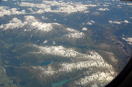 Das Bleniotal oben im Bild mit Piz Scopi in Bildmitte (Luftbild mit Valle Santa Maria, Lukmanierpass und Punta di Larescia)